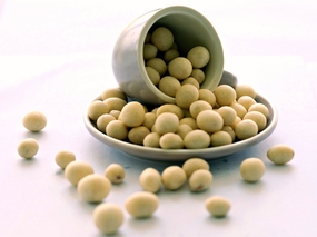 碟子上洒落的黄豆图片